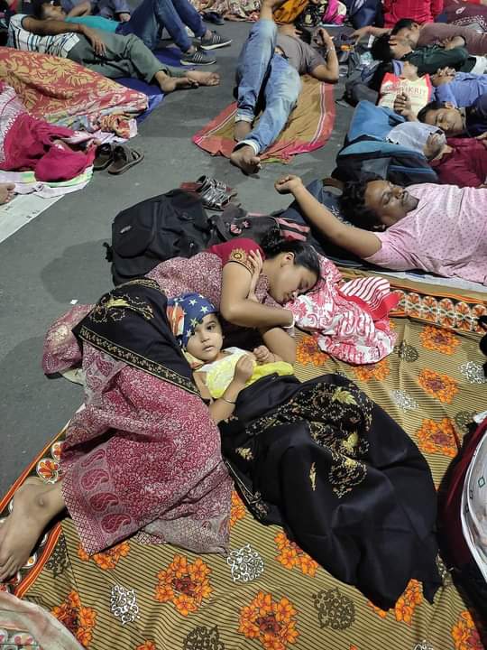 পশ্চিমবঙ্গ প্রাথমিক শিক্ষা পর্ষদের নিয়োগ দুর্ণীতির বিরুদ্ধে আন্দোলন। সাদা খাতা জমা করে টাকা দিয়ে অযোগ্যরা চাকুরী করছে (কোর্টে প্রমানিত) আর যোগ্যরা রাস্তায় শুয়ে আছে। 
যে বাংলা দেশকে পথ দেখায় সেই বাংলার শিক্ষিতরা আজকে রাস্তায়, লজ্জা!

<a href="/PMOIndia/">PMO India</a> 
<a href="/MamataOfficial/">Mamata Banerjee</a> 
<a href="/basu_bratya/">Bratya Basu</a>