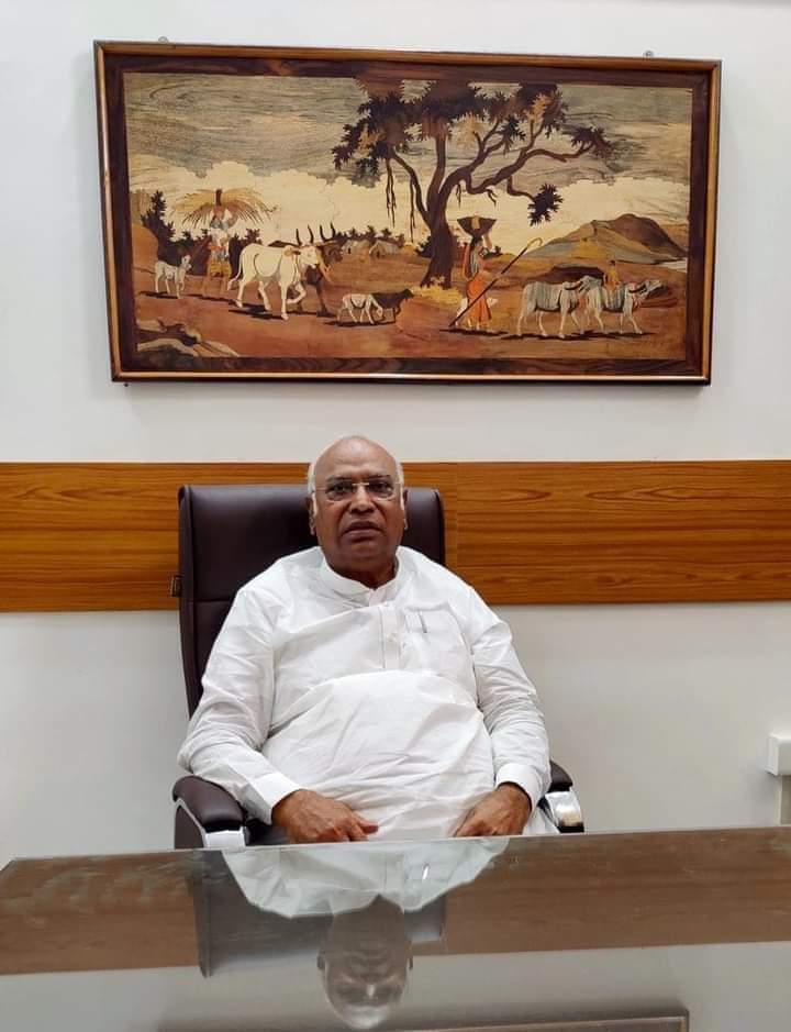 VindoYadav's tweet photo. મા.શ્રી મલ્લિકાર્જુન ખડગેજી ને કોંગ્રેસ પક્ષનાં રાષ્ટ્રીય પ્રમુખ પદે જંગી બહુમતીથી ચુંટાવા બદલ હાર્દિક અભિનંદન સાથે શુભેચ્છા..... https://t.co/kpbghNWjGS