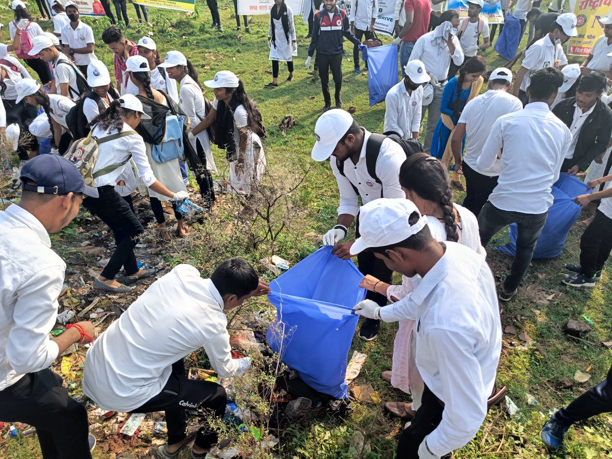 manojnishad04's tweet photo. @nssabvuCG व @nssdls के इकाइयों द्वारा स्वच्छ भारत अभियान और फिट इंडिया फ्रीडम 3.0 के तहत ग्राम खमतराई में दौड़ एवं सिंगल यूज प्लास्टिक कर स्वच्छता अभियान व पौधारोपण भी किया गया | 
#CleanIndia2 #fitindiafreedom 
@_NSSIndia @YASMinistry @NSSRDBhopal @pankajsinghips @swachhbharat https://t.co/NeSba5u7PB