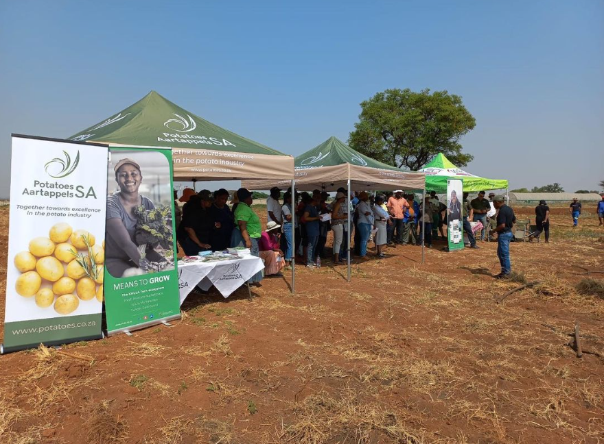 potatoes_za's tweet photo. This October 2022, Potatoes SA connected with fellow spud lovers and community members at Rooiwal Agricultural Park, a stone-throw away from Pretoria. 🥔🚜🌱

#PotatoesSA | #InfoDay https://t.co/ZhApC5zTdK