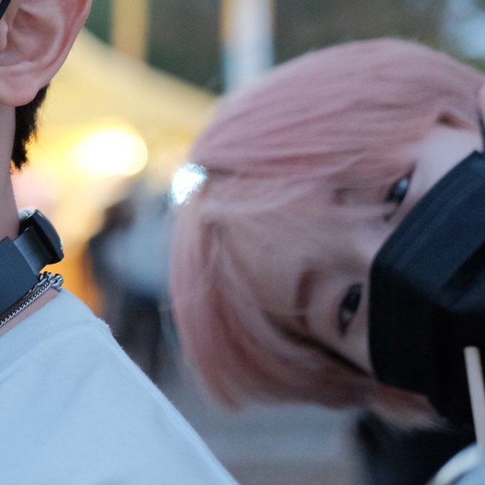 guwonzip's tweet photo. peek a boo https://t.co/c7UgDvG7d9