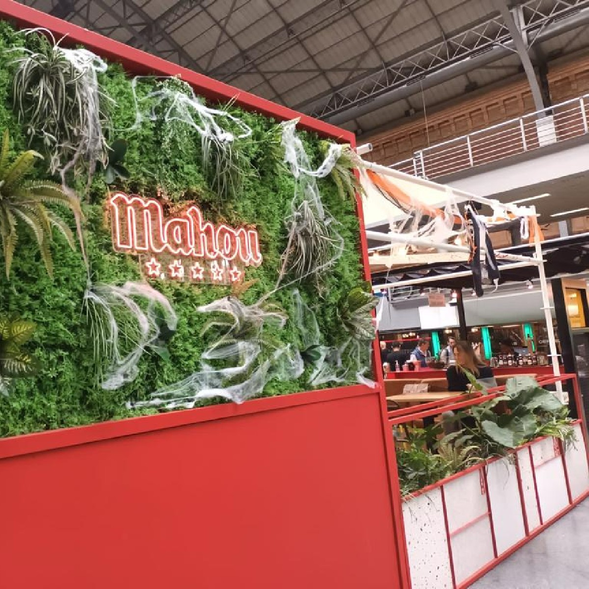 Areas_ES's tweet photo. En @Mahoudrid_  ya estamos listos para un #Halloween con cero trucos 🎃👻 ¿Hacemos un trato? 🧛🏻‍♂️ ¡Te esperamos en #Mahoudrid de la estación de #Atocha! 🍻🕷️ https://t.co/8tyUxwgI1A