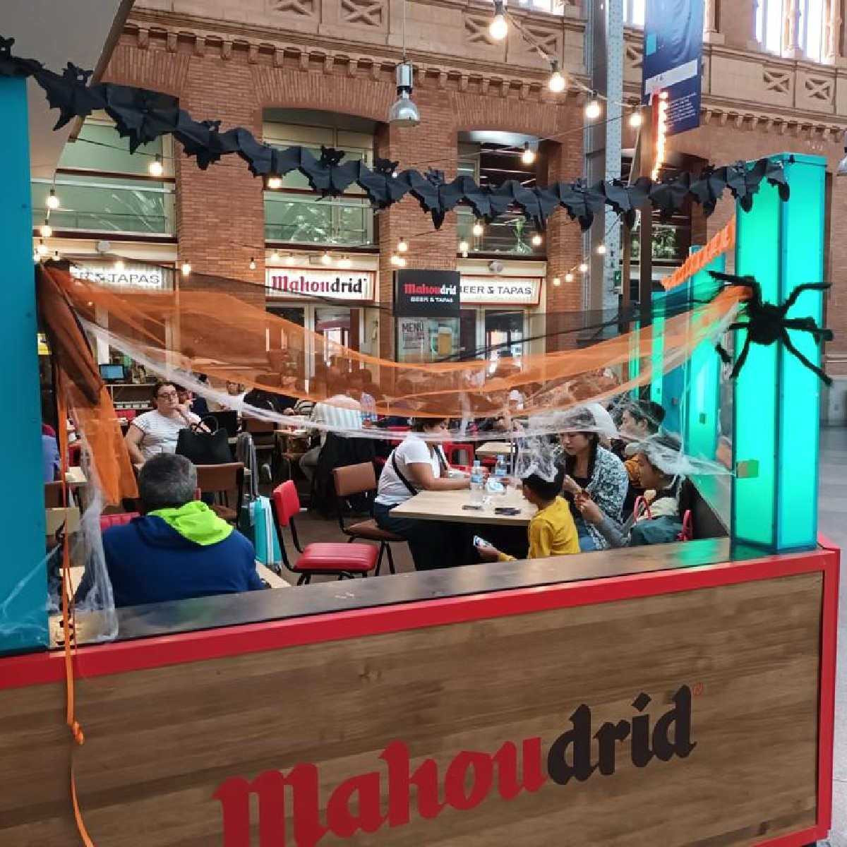 Areas_ES's tweet photo. En @Mahoudrid_  ya estamos listos para un #Halloween con cero trucos 🎃👻 ¿Hacemos un trato? 🧛🏻‍♂️ ¡Te esperamos en #Mahoudrid de la estación de #Atocha! 🍻🕷️ https://t.co/8tyUxwgI1A