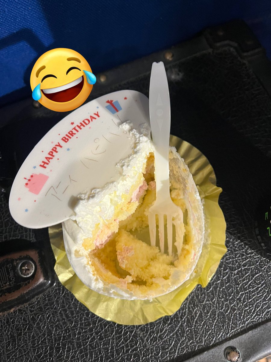 NextAnnie's tweet photo. 今日いつものようにスタジオに行ったら響セッションのメンバーにサプライズバースデー砲くらいました。
おれのライフはもう僅かです。
もう少し生きてていいすか？ https://t.co/0SUiFkwt8g