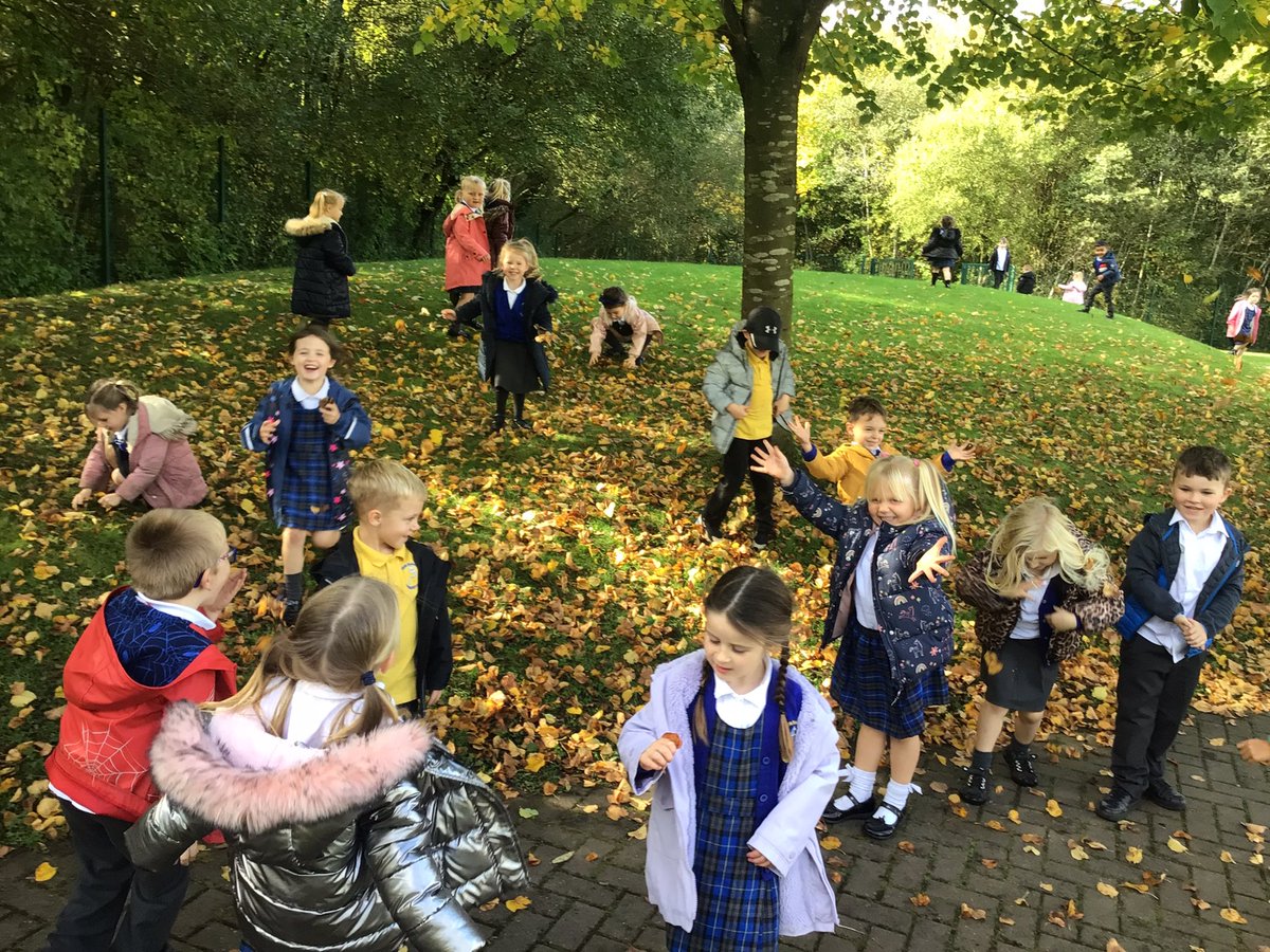 Canon_Reception's tweet photo. We have enjoyed an autumn walk around our school grounds. We found lots of signs of autumn! π¦πππ° @Cornerstonesedu #ExploringAutumn #EYFS #understandingtheworld #cspsscience @CanonSharples @LT_Trust https://t.co/aNf3rjJMOk
