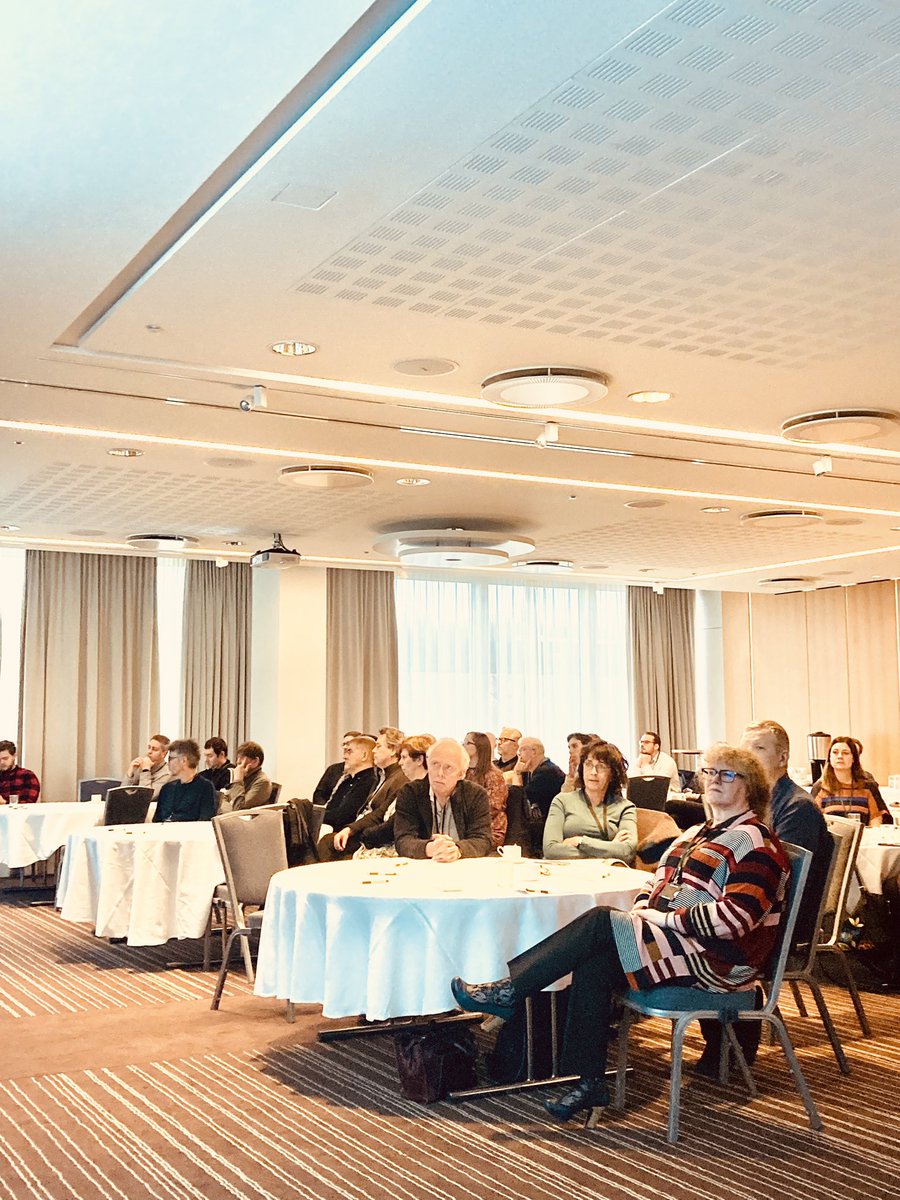 Stjórn LÍSU og aðrir fundargestir sitja dolfallin yfir erindi Davíðs Þórs Óðinssonar hjá Hafrannsóknarstofnun um kortlagningu hafsbotnsins í kringum Ísland #HRSL