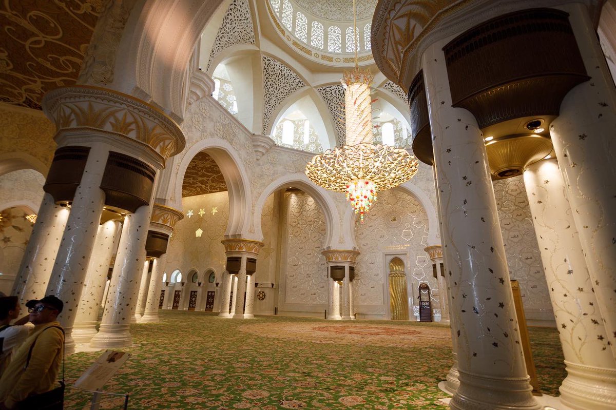 antplmr's tweet photo. Wow!!!! 
The Grand Mosque, constructed between 1994 and 2007. 
The building complex measures 290 by 420m, covering an area of more than 12 hectares. 
The mosque has a capacity for 41,000 worshipers, and is the final resting place of the founder of the UAE, Sheikh Zayed https://t.co/Gp9jW0oyRZ