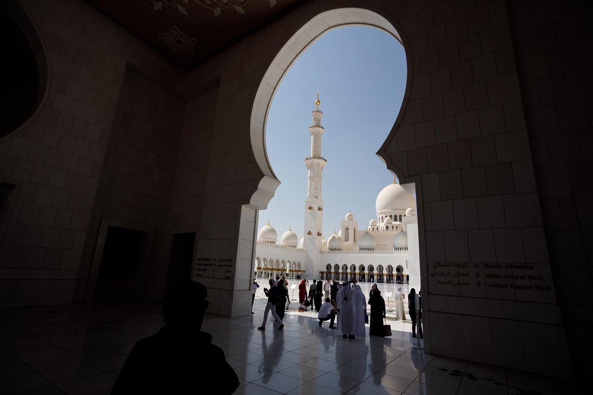 antplmr's tweet photo. Wow!!!! 
The Grand Mosque, constructed between 1994 and 2007. 
The building complex measures 290 by 420m, covering an area of more than 12 hectares. 
The mosque has a capacity for 41,000 worshipers, and is the final resting place of the founder of the UAE, Sheikh Zayed https://t.co/Gp9jW0oyRZ