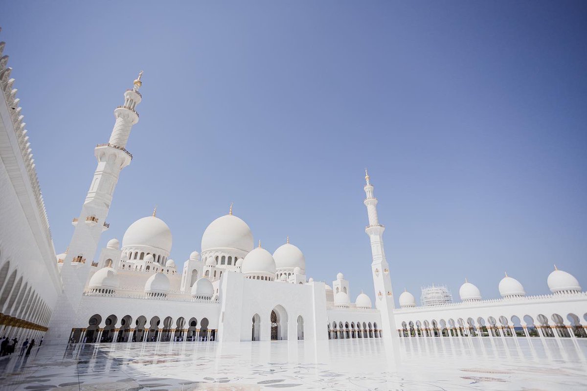 antplmr's tweet photo. Wow!!!! 
The Grand Mosque, constructed between 1994 and 2007. 
The building complex measures 290 by 420m, covering an area of more than 12 hectares. 
The mosque has a capacity for 41,000 worshipers, and is the final resting place of the founder of the UAE, Sheikh Zayed https://t.co/Gp9jW0oyRZ