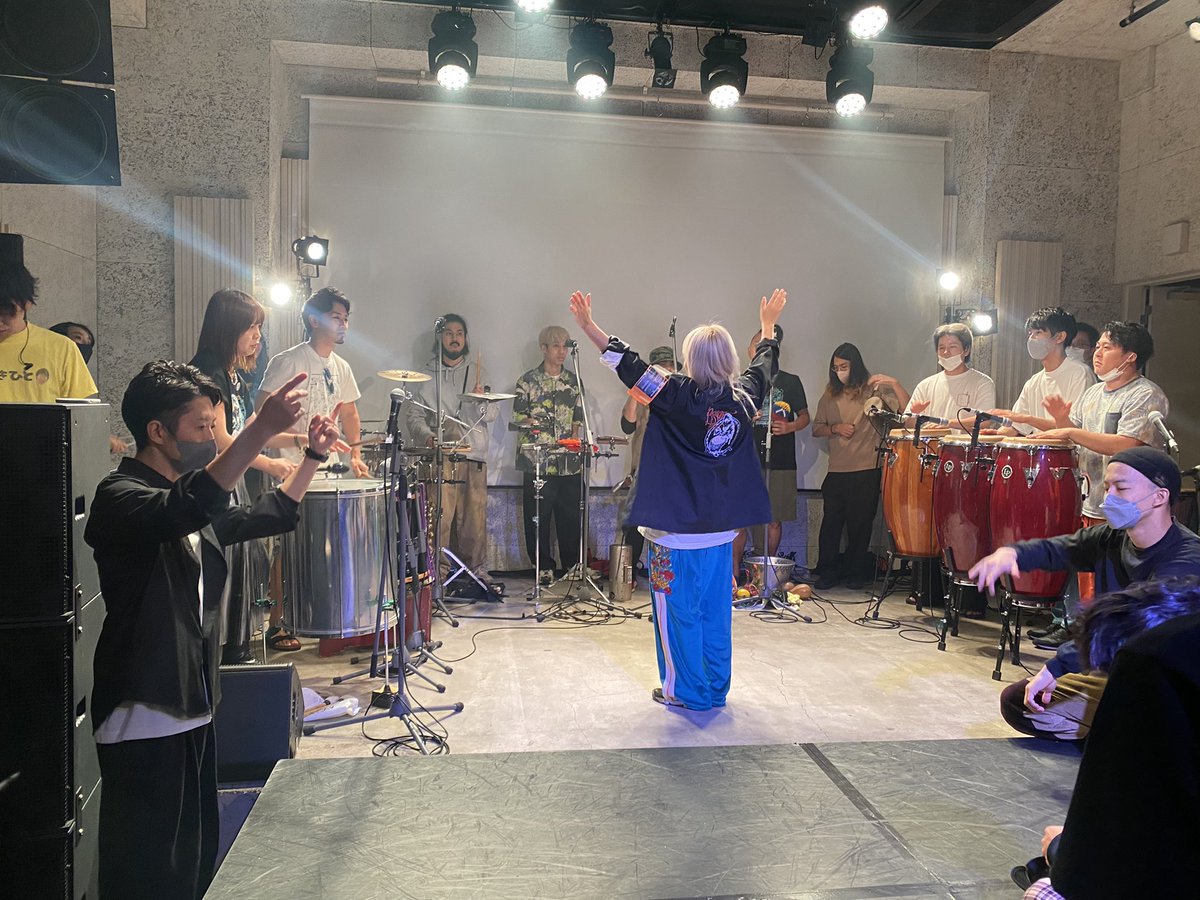 K_Oshio's tweet photo. @beatcrewfes おつかれさまでした！　これはLa Senas+ブラスタのリハの様子。スタッフの格好だと応援団みが感じられる https://t.co/wAn2uzDY48