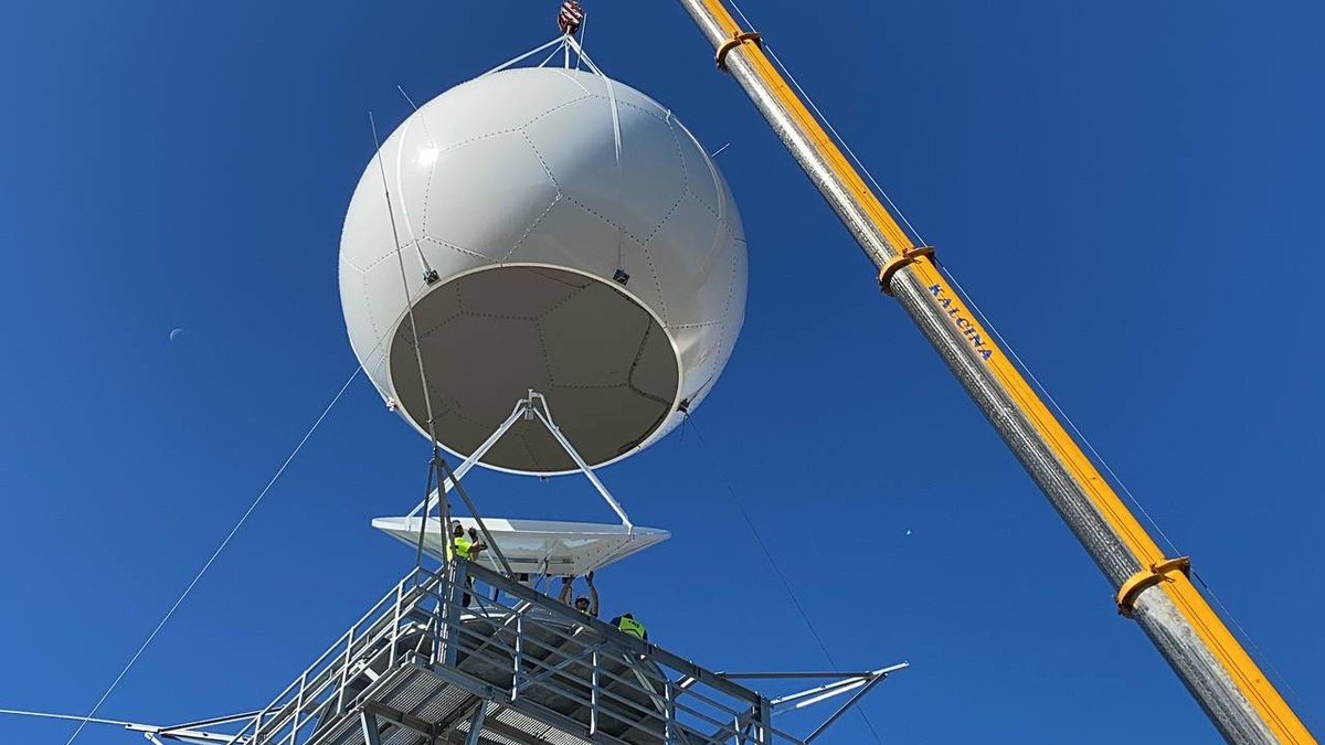 DHMZ_HR's tweet photo. Postavljene su antena i kupola na posljednjem meteo radaru📡 na Jadranu ⚓Pelješac
#DHMZ #METMONIC #EUprojekt #meteoRADAR https://t.co/RjwEGcbQGH