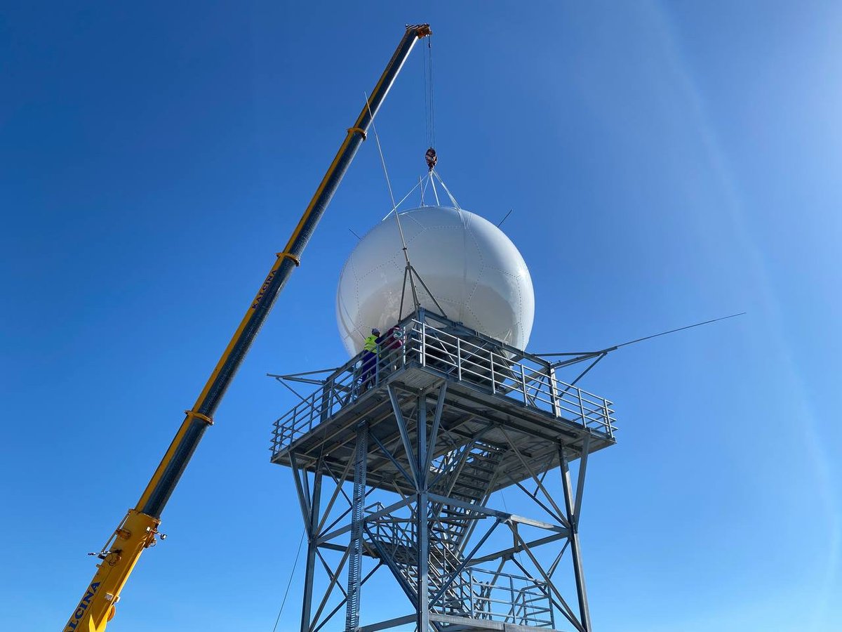 DHMZ_HR's tweet photo. Postavljene su antena i kupola na posljednjem meteo radaru📡 na Jadranu ⚓Pelješac
#DHMZ #METMONIC #EUprojekt #meteoRADAR https://t.co/RjwEGcbQGH