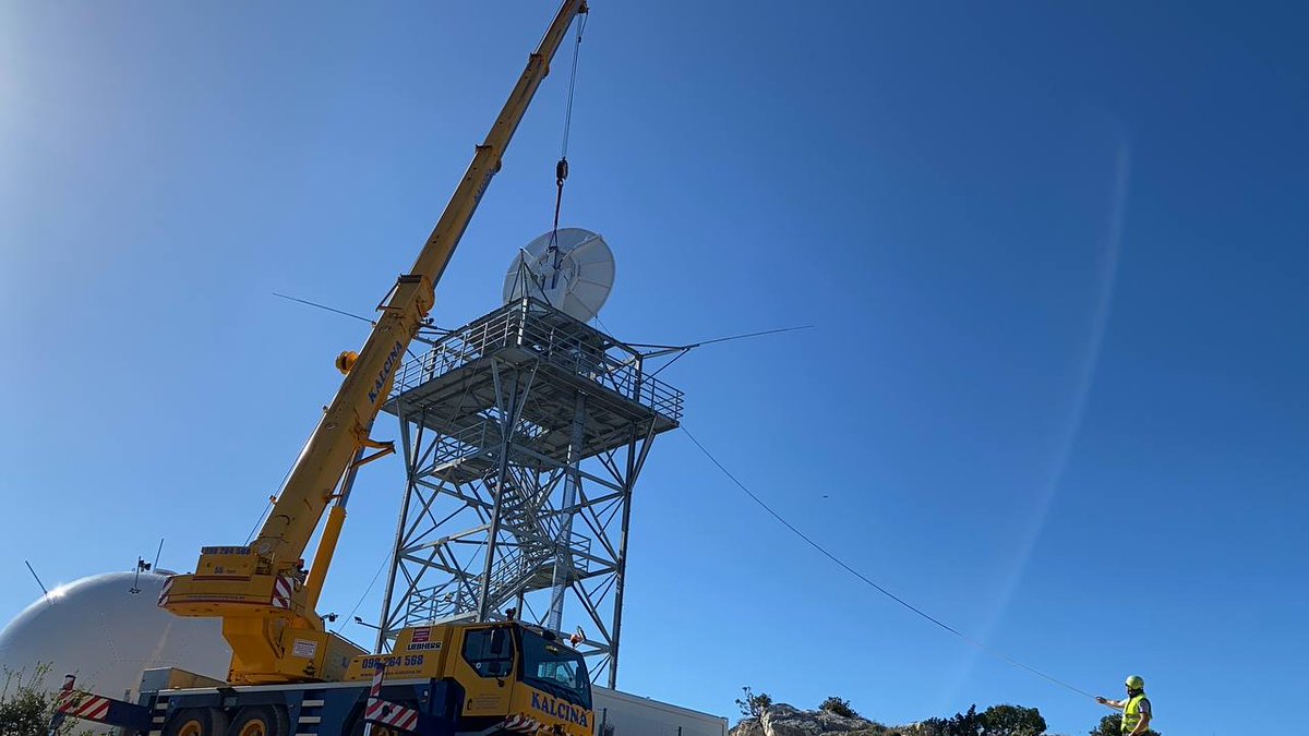 DHMZ_HR's tweet photo. Postavljene su antena i kupola na posljednjem meteo radaru📡 na Jadranu ⚓Pelješac
#DHMZ #METMONIC #EUprojekt #meteoRADAR https://t.co/RjwEGcbQGH