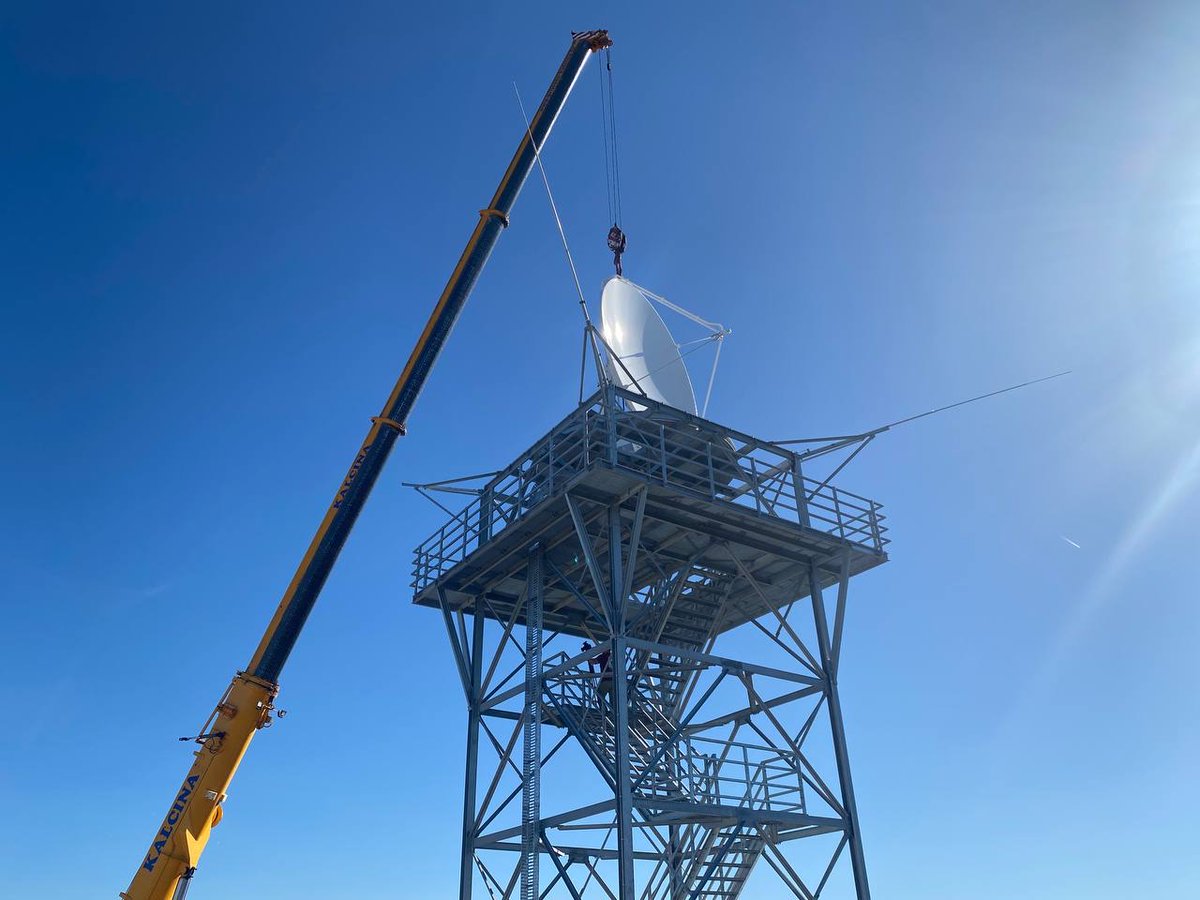 DHMZ_HR's tweet photo. Postavljene su antena i kupola na posljednjem meteo radaru📡 na Jadranu ⚓Pelješac
#DHMZ #METMONIC #EUprojekt #meteoRADAR https://t.co/RjwEGcbQGH