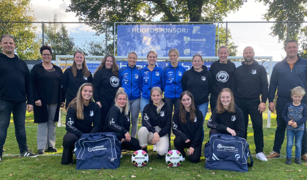 Sponsoren hullen Pax Dames 1 in het nieuw! -  contactmidden.nl/nieuws/sport/4…