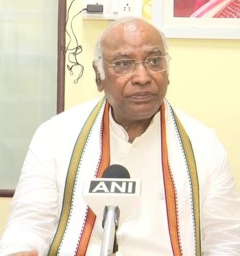 OmMathaniya's tweet photo. श्री मल्लिकार्जुन खड़गे जी को अखिल भारतीय कांग्रेस कमेटी का अध्यक्ष निर्वाचित होने पर बहुत-बहुत बधाई एवं शुभकामनाएं।

आपके कुशल नेतृत्व एवं लंबे राजनीतिक अनुभव का लाभ निश्चित रूप से संगठन को मिलेगा और कांग्रेस पार्टी सफलता के नए कीर्तिमान स्थापित करेगी ऐसी कामना है। https://t.co/pVgokOr0oG
