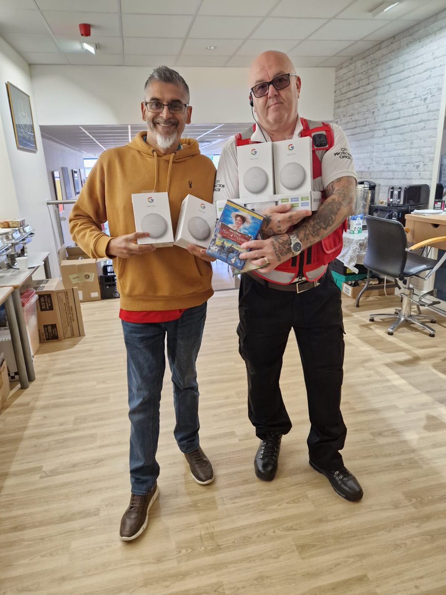 GLOSBIDCPO's tweet photo. #CPOPaul kindly donating items to #GFTH and showing support for a fantastic cause
#SupportingLocalCharities
#MakingADifference
#OneTeam
#HelpingThoseInNeed
@GLOSBIDCPO
@GloucesterBID
@GlosCitySafe
@Glos_OPCC
@GloucesterCity https://t.co/NfzSTrGOr6