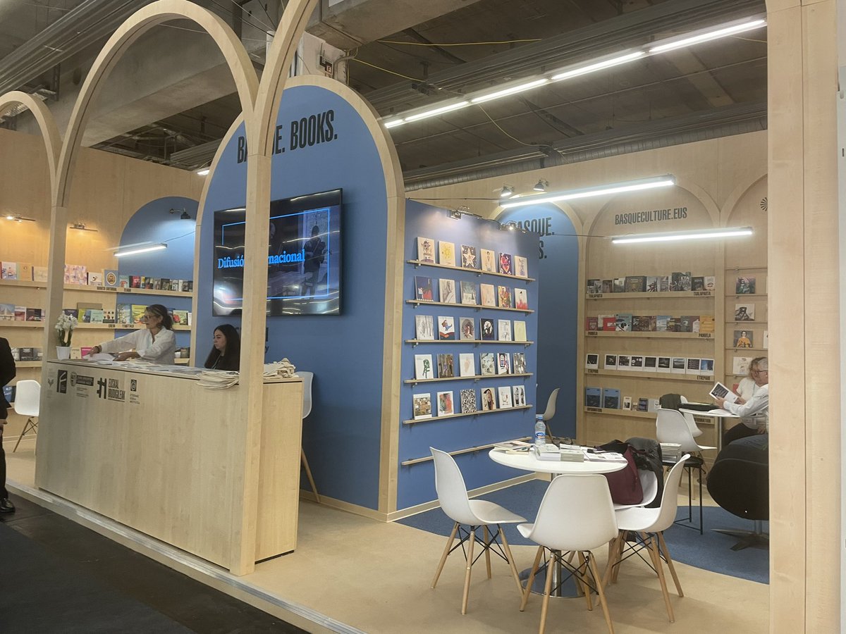 Beacelaya's tweet photo. Bienvenidos a mi casa #BasqueBooks en la @#Frankfurt @Book_Fair durante los próximos 3 días. Se admiten visitas. El café, como siempre, en el stand de enfrente ☕️🥐 😜 https://t.co/mogAVC4nwy