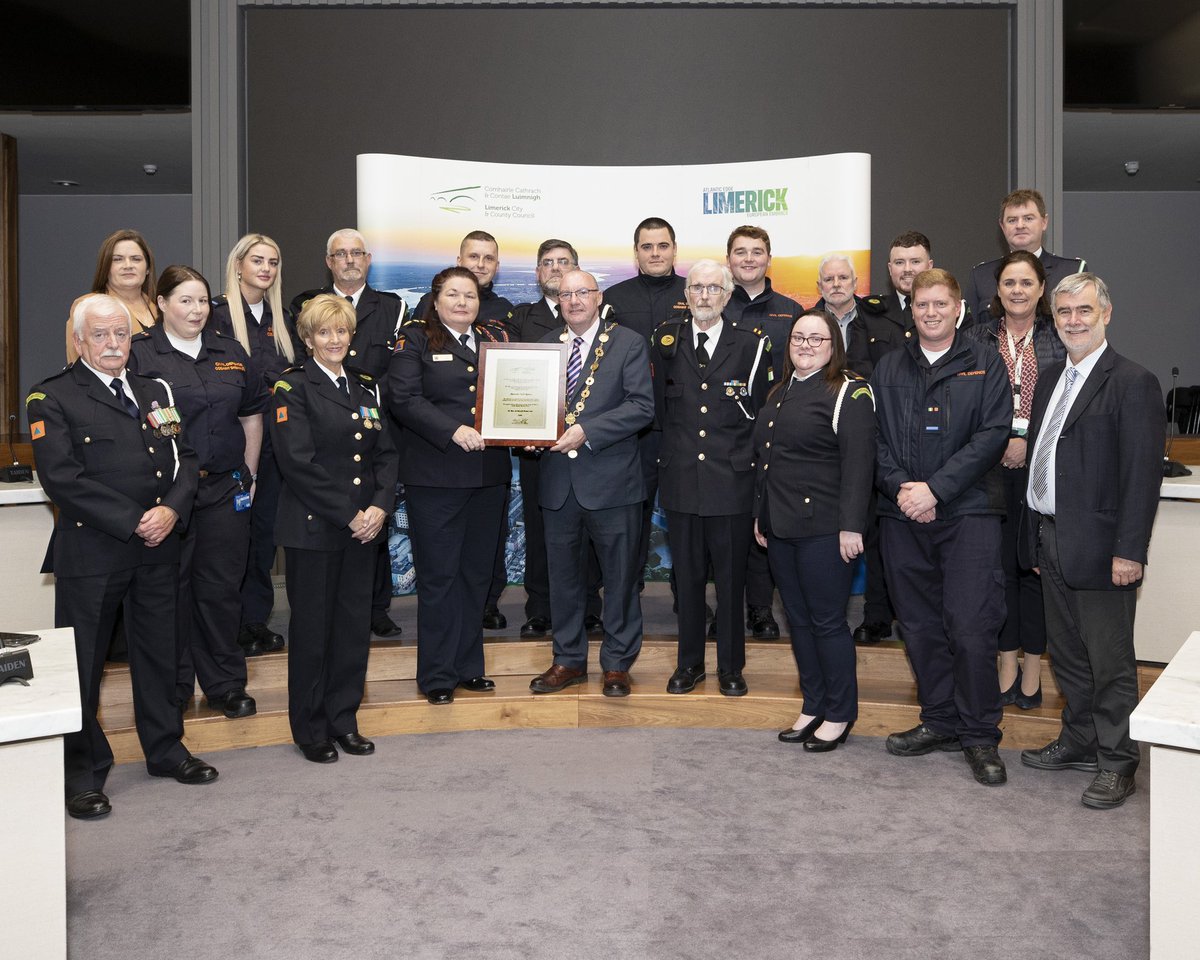 ilovelimerick's tweet photo. Mayor of Limerick Francis Foley honoured Limerick Civil Defence @limerickcd a parchment in recognition of their achievements in assisting during COVID-19 and the ongoing Ukrainian Crisis. Picture: Liam Burke/Press 22
#limerick #lovelimerick #ilovelimerick #limerickandproud https://t.co/5bEcOsMrIb