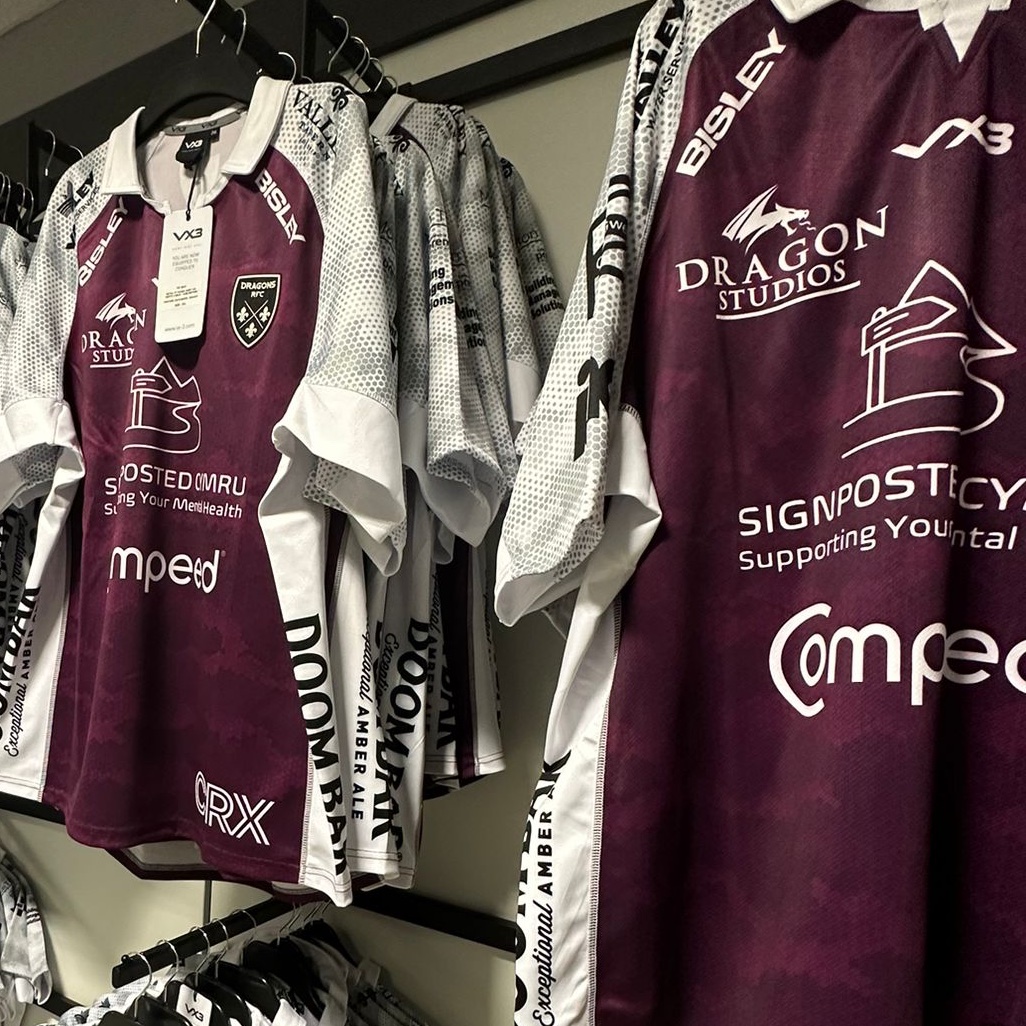 dragonsrfc's tweet photo. 💜 𝘾𝙃𝘼𝙍𝙄𝙏𝙔 𝙆𝙄𝙏  |  Our 🆕 special limited edition charity kit - in support of leading mental health charity 
@SignpostedC - is available NOW in store and online👏

𝙎𝙃𝙊𝙋 𝙃𝙀𝙍𝙀 ▶️ https://t.co/3ezZI9gYYH

#WeAreGwentRugby https://t.co/yXQSoRYPz8