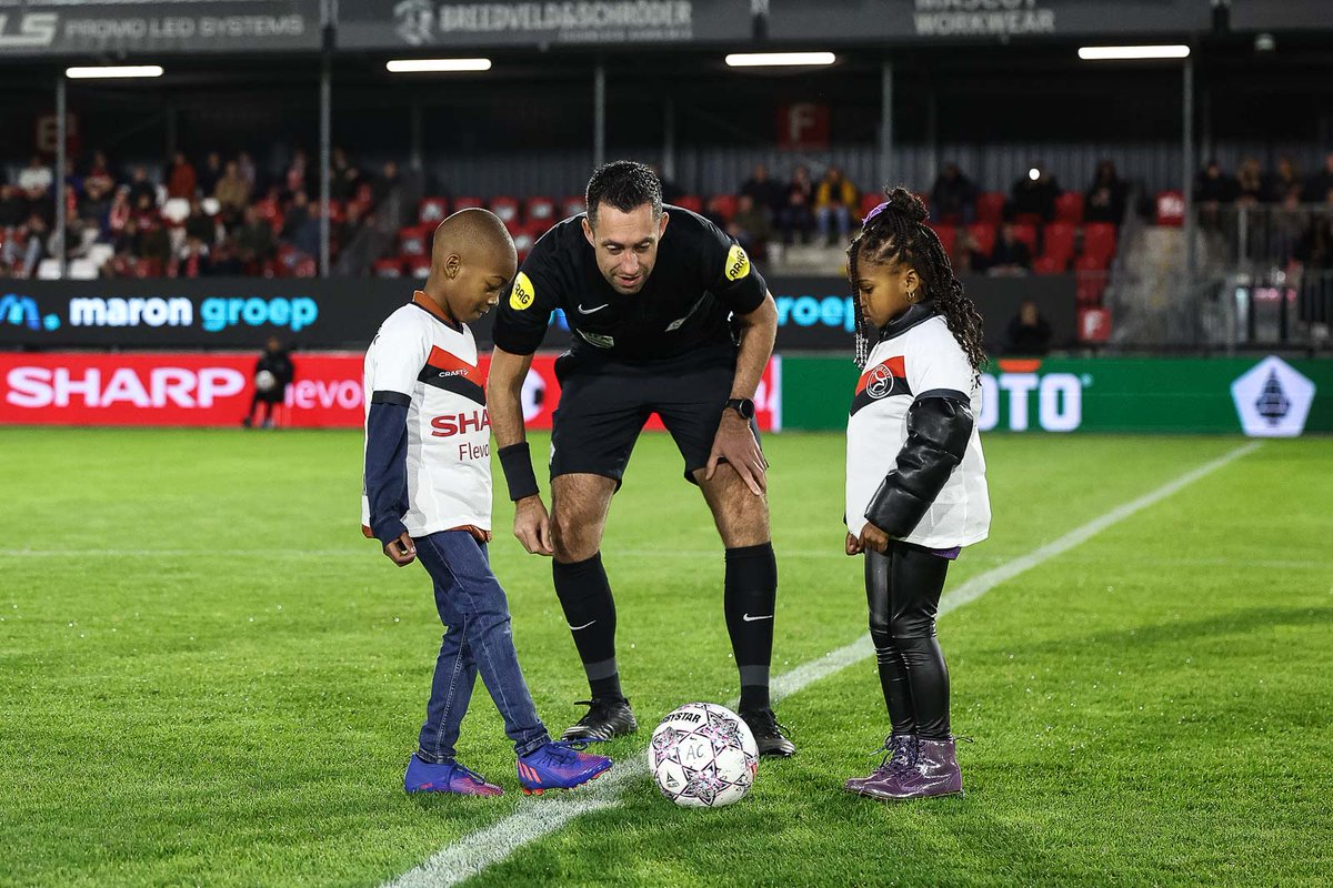 helskabaal's tweet image. ⚪🔴 |  Een compliment aan scheidsrechter Dennis Higler, die oprecht betrokken was bij het eerbetoon aan Jergé Hoefdraad gisteravond. 

Dank voor het stilleggen van de wedstrijd en de impact die het hierdoor mede had.

#BetterTogether 

Foto: Ron Baltus / sportshots.pro