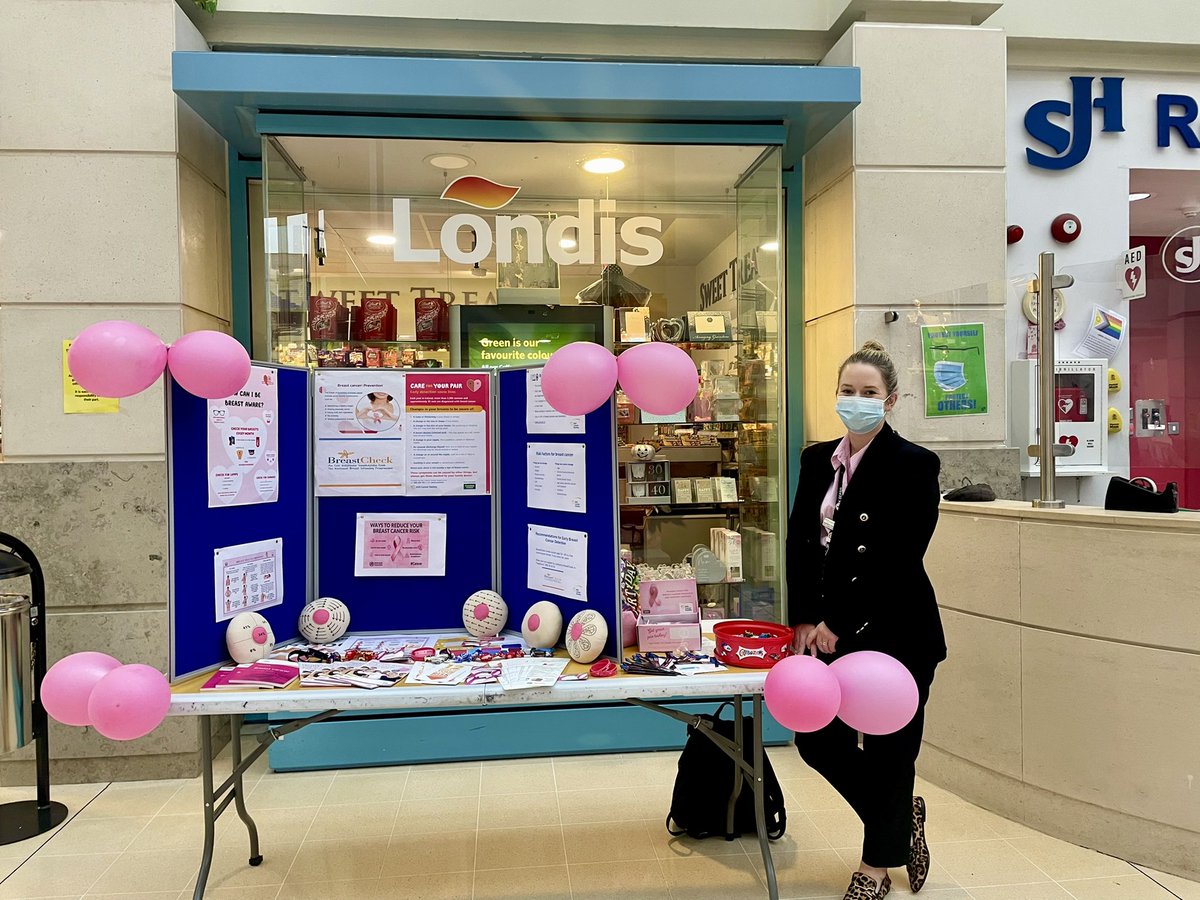 Nbyrne26's tweet photo. Clinical cancer lead nurse @AudreyOHalloran manning the Breast Cancer Awareness stand in @stjamesdublin today. #BreastCancerAwarenessMonth @stjamesdublin @IrishCancerSoc @CancerInstIRE https://t.co/Ewg9klWpYY