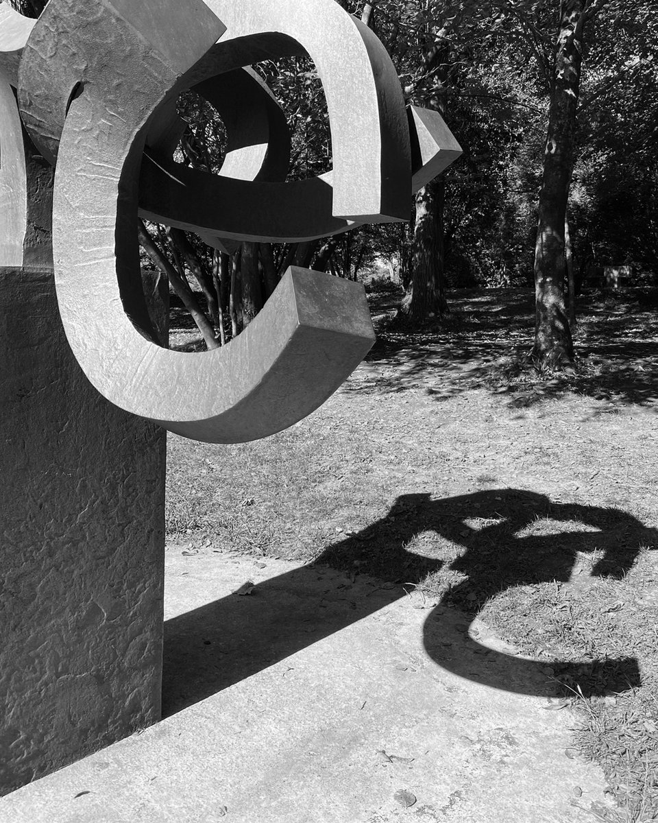 nomondesign's tweet photo. Chillida consideraba que el angulo recto limitaba su arte, por eso lo evitaba a toda costa. Prefería emplear el «ángulo gnomon», que los griegos llamaron así por ser el ángulo resultante de una persona y su sombra. Un ángulo que oscila entre los 88 y los 93º y nunca es recto. https://t.co/5gPa3GI0HO