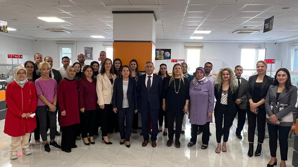 NVİDES kapsamında Daire Başkanımız Sayın Rabia BABAOĞLU ve beraberindeki heyet ilçemizi ziyaret ederek Müdürlüğümüzün ihtiyaç  ve sorunlarına değindiler,Genel Müdürümüz Sayın Şefik AYGÖL’ün selamlarını ilettiler.Kendilerine ziyaretlerinden ötürü teşekkür ediyoruz.<a href="/sefikaygol/">Şefik AYGÖL</a>