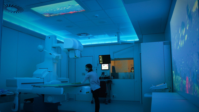 PhilipsSpain's tweet photo. Colaboramos con @vallhebron en la renovación de sus equipos de #radiología y #fluoroscopia
Se convierte en el primer hospital español que cuenta con Ambient Experience en salas de radiografía convencional para reducir la ansiedad de pacientes pediátricos https://t.co/OpUIvqkMiN https://t.co/AAkuEO4TC0