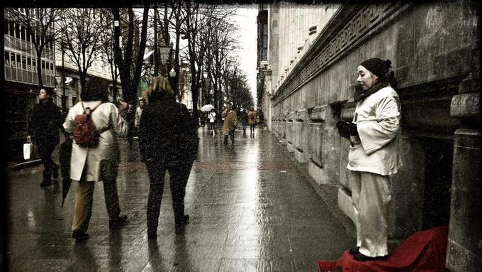 IbonPerezTV's tweet photo. Durante 17 años, Lucia Moreno formó parte del encanto de Bilbao y le daba color al asfalto lloviese o hiciese sol. Dicen que era argentina. Era una mimo de cara melancólica,de guantes,gorro negro, labios rojos y flor en mano. DEP. Por todas esas Lucias anónimas. 

📷Pablo Viñas https://t.co/JkwVkSKJgJ