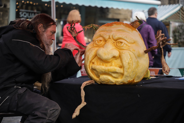 Experience Blackburn (@experiencebbn) on Twitter photo Don't miss today's live pumpkin carve with <a href="/sandinyoureye/">Sandinyoureye</a> 🎃
FREE drop-in workshops where you can take your own pumpkin carving home for Halloween 👻
🗓 Saturday 22 October
⏰ 11am - 4pm
📍 King William Street #Blackburn
Find out more at bit.ly/3VG7PvE
#halfterm Don't miss today's live pumpkin carve with <a href="/sandinyoureye/">Sandinyoureye</a> 🎃
FREE drop-in workshops where you can take your own pumpkin carving home for Halloween 👻
🗓 Saturday 22 October
⏰ 11am - 4pm
📍 King William Street #Blackburn
Find out more at bit.ly/3VG7PvE
#halfterm