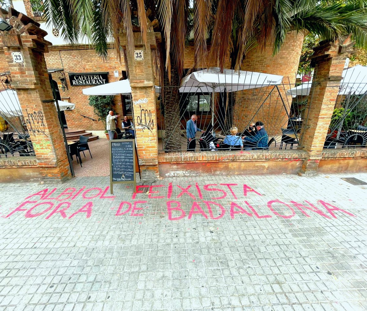 🤔Albiol diu que vindrà al barri a escopir les seves mentides. 
☺️Avui el bar que acull al feixista s'ha despertat així.
#Badalona #ForaAlbiol