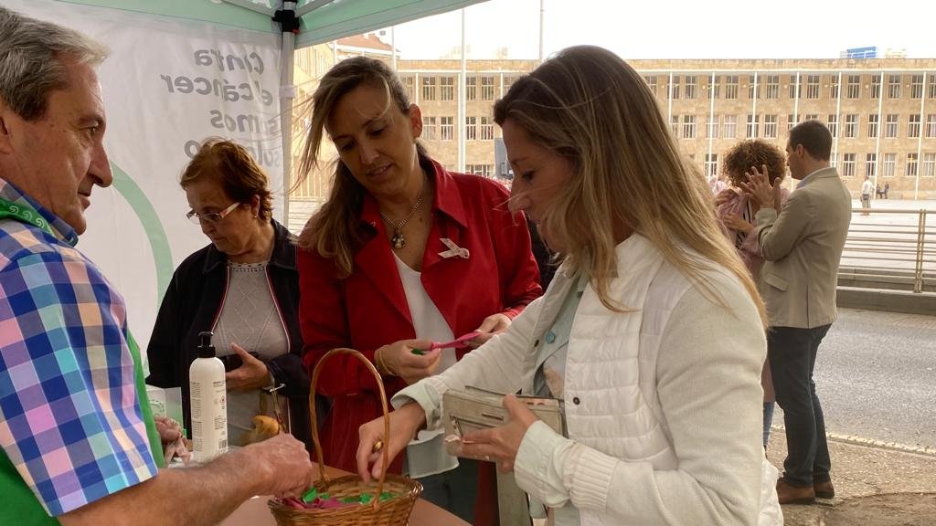 CsLaRioja's tweet photo. 🎀 Nuestros cargos, @BelindaLeonCs y @MartaGomezVCs, participan en los actos con motivo del #DiaMundialDelCancerDeMama.

🍊 Sigamos fomentando la prevención, investigación y detección.

🌸Todo el apoyo a quienes lo padecen, sus familias y a quienes dedican su vida a erradicarlo. https://t.co/XPjsMO81cE