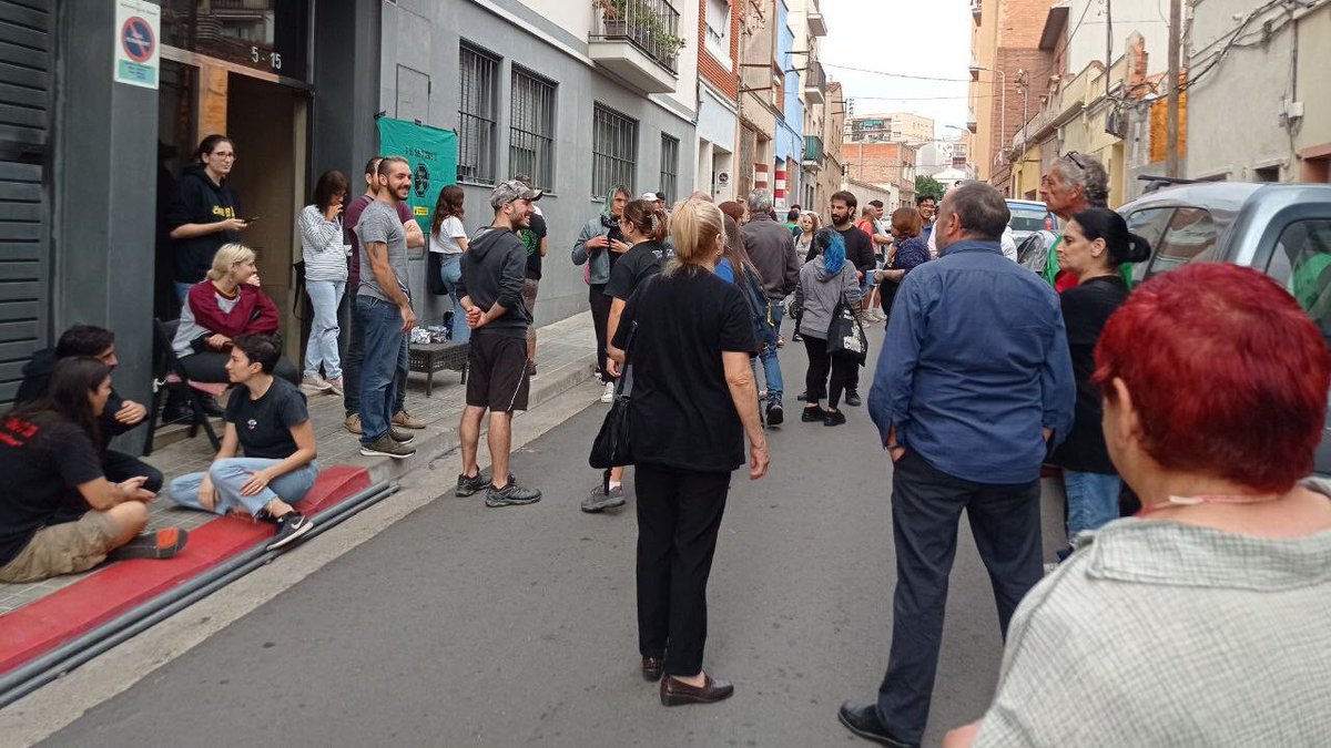 PAHC_Sabadell's tweet photo. Estem al carrer Fontanet defensant la casa de #EdgarEsQueda!
🟢Ara un grup es dirigeix també cap a casa de #IbrahimEsQueda a Passatge Asdrúbal, 2 a Can Puiggener. https://t.co/s0dj1m39y0