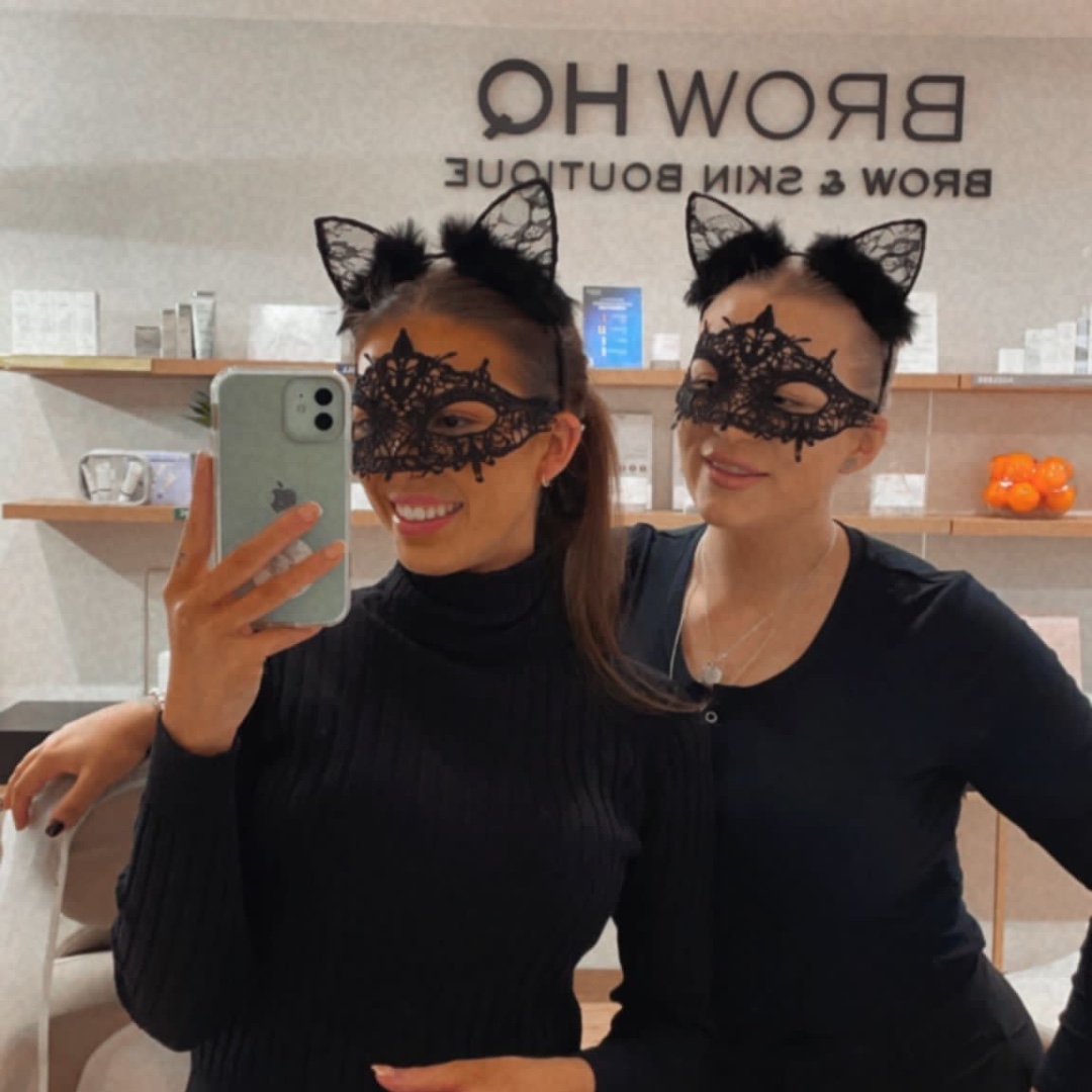 ChesterBID's tweet photo. Don't be spooked, it's only Brow HQ!! π¦πββ¬ They will be handing out βtreatsβ to all passers-by on Thursday 20th & 27th of October.
Be sure to swoop down on your broomsticks and treat yourself! π Bridge Street Row π§Ή
#Chester #ChesterTweets #HauntedChester #Brows #Beauty https://t.co/gzxZEonmIt