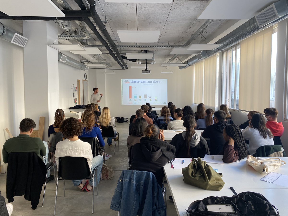 #DZD2022 La saison des séminaires est officiellement lancée ! 🚀 👩‍🎓🧑‍🎓Premières rencontres avec des étudiant.es de <a href="/EcoleLISAA/">LISAA</a>  et <a href="/ensaama/">Ensaama</a> , pour présenter la thématique et parler de prévention des déchets. ♻️ Merci pour votre accueil !