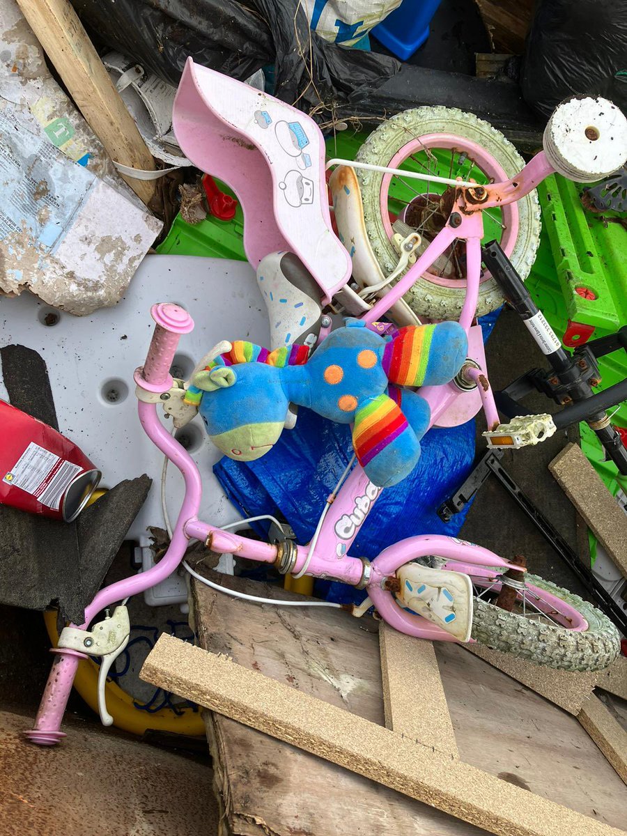 _leannebaldwin_'s tweet photo. Clean up / skip day #Oswaldtwistle #Neighbourhoods #CreatingPositiveSpaces @Onward_Homes https://t.co/xqbZznUkr4