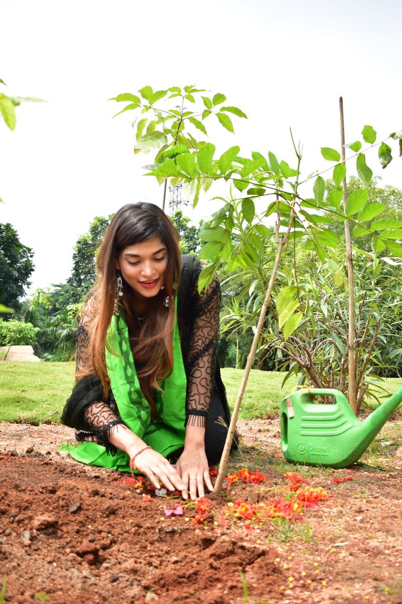 iamsubhashree1's tweet photo. So happy to be a part of Green India Initiative by honourable MP of Telangana @MPsantoshtrs garu🙏🏻☺️
Plant a tree, make the world pollution free☺️ #greenindiainitiative #mpsantoshtrs #greenindia #subhashreerayaguru https://t.co/hdOWs7Hm4R