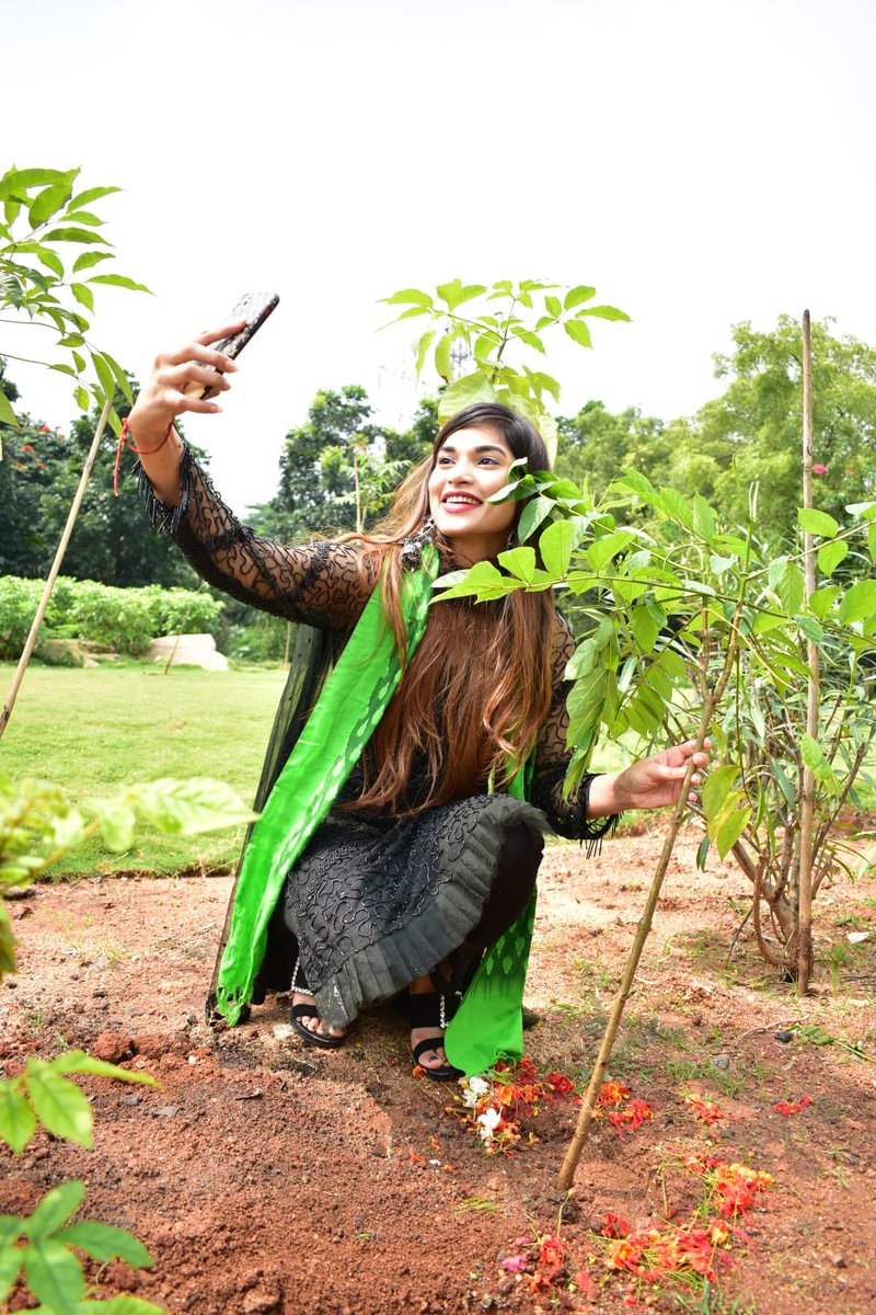 iamsubhashree1's tweet photo. So happy to be a part of Green India Initiative by honourable MP of Telangana @MPsantoshtrs garu🙏🏻☺️
Plant a tree, make the world pollution free☺️ #greenindiainitiative #mpsantoshtrs #greenindia #subhashreerayaguru https://t.co/hdOWs7Hm4R