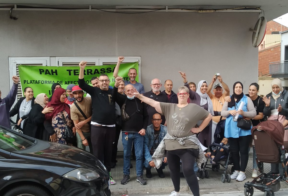 📸 Os compartimos 4️⃣ fotos del #StopDesahucios parado de hoy! 💪🏾✊🏽🤩

1️⃣ Llega la gente de <a href="/PAH_Trs/">PAH Terrassa</a> y solidarias.

2️⃣ Somos unas 25 personas para defender a #ZinebSeQueda

3️⃣ Aparece la comitiva... está en juego la vivienda y hay un bebé en la casa

4️⃣ Celebramos lo conseguido!🎉