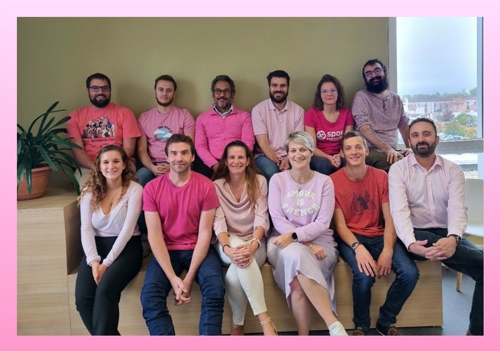 The Defymed team in pink and mobilized for Pink October. 🎗👚
1 woman in 8 is at risk of developing breast cancer. This is why prevention, screening and research are the keys to the fight against breast cancer. 
Together, all united against cancer !
 #cancerdusein #OctobreRose