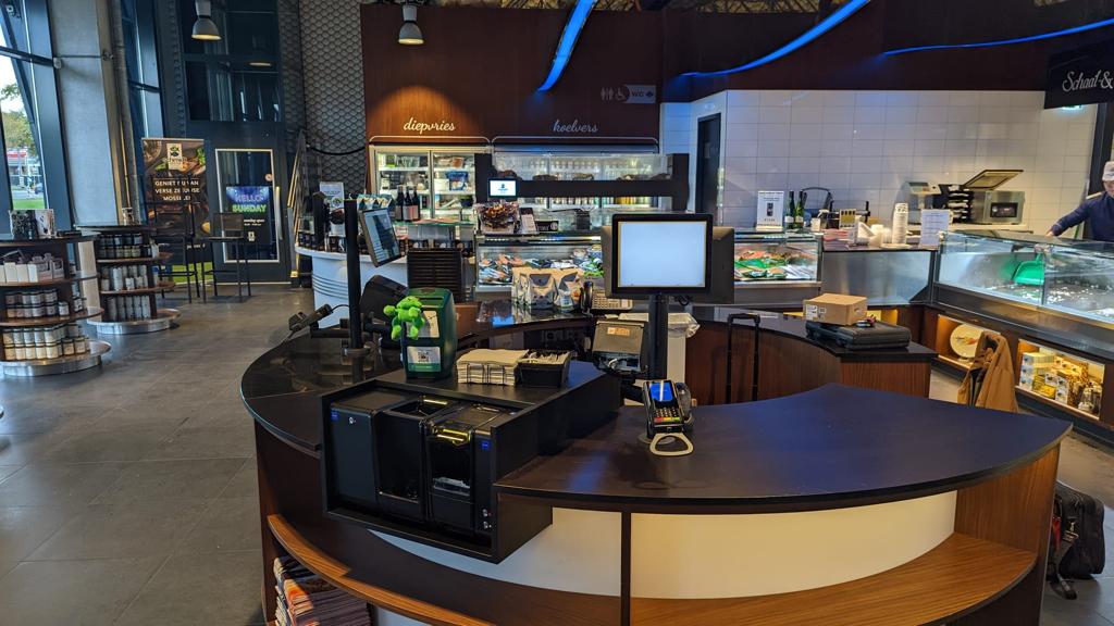 CikamAlmere's tweet photo. Een begrip in culinair Nederland: Koninklijke Schmidt Zeevis Rotterdam. Om de hygiëne en veiligheid te verhogen kunnen klanten sinds deze week contant betalen bij ons Cikam Easy Cash systeem.  
#retail #winkel #betalen #cash #geld #kassa #viswinkel #vis https://t.co/TfPArHIMe5