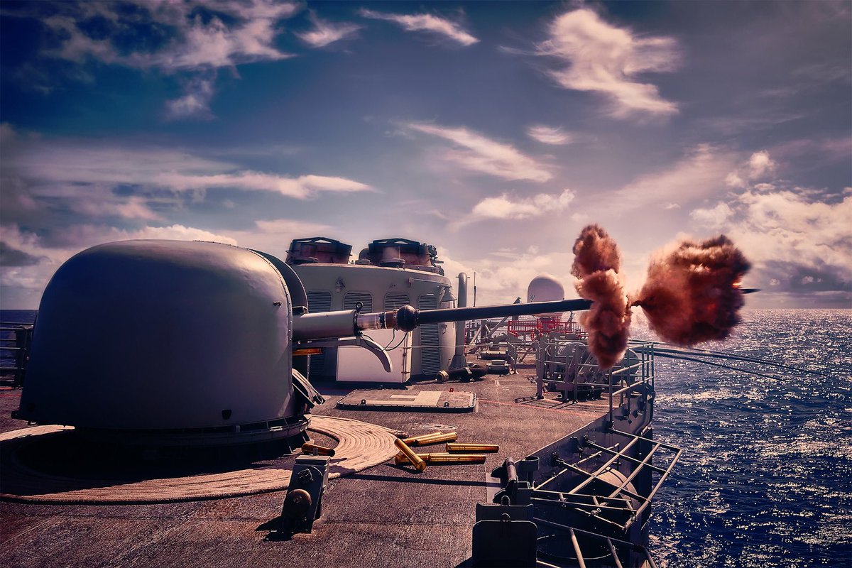 AUGC_Albacete's tweet photo. Antonio Seco @mvfantonioseco gana el Certamen Eusebio Garcia Flores, con esta impresionante imagen tomada en aguas del índico. A bordo de la fragata Canarias. Cabo1 de la Armada con 27 años de servicio. Felicidades gran disparo!!#concursosfotografia  #AUGC https://t.co/DjUTQbGzTd