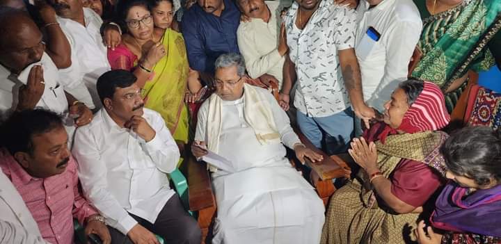 Nagendra1708's tweet image. ಮಳವಳ್ಳಿಯಲ್ಲಿ ಅತ್ಯಾಚಾರ ಮತ್ತು ಕೊಲೆಗೀಡಾದ ಬಾಲಕಿ ದಿವ್ಯಾ ಮನೆಗೆ ಇಂದು ಮಾಜಿ ಮುಖ್ಯಮಂತ್ರಿ ಹಾಗೂ ವಿರೋಧ ಪಕ್ಷದ ನಾಯಕರಾದ @siddaramaiah ಅವರು ಭೇಟಿ ನೀಡಿ, ಕುಟುಂಬಸ್ಥರಿಗೆ ಸಾಂತ್ವನ ಹೇಳಿದರು.

@INCIndia @INCKarnataka @kharge
@DKShivakumar @HariprasadBK2
@MBPatil 

#JusticeForDivya 
#Malavalli

1/2