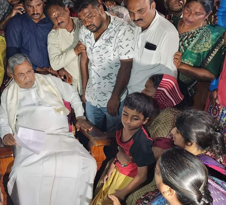 Nagendra1708's tweet image. ಮಳವಳ್ಳಿಯಲ್ಲಿ ಅತ್ಯಾಚಾರ ಮತ್ತು ಕೊಲೆಗೀಡಾದ ಬಾಲಕಿ ದಿವ್ಯಾ ಮನೆಗೆ ಇಂದು ಮಾಜಿ ಮುಖ್ಯಮಂತ್ರಿ ಹಾಗೂ ವಿರೋಧ ಪಕ್ಷದ ನಾಯಕರಾದ @siddaramaiah ಅವರು ಭೇಟಿ ನೀಡಿ, ಕುಟುಂಬಸ್ಥರಿಗೆ ಸಾಂತ್ವನ ಹೇಳಿದರು.

@INCIndia @INCKarnataka @kharge
@DKShivakumar @HariprasadBK2
@MBPatil 

#JusticeForDivya 
#Malavalli

1/2