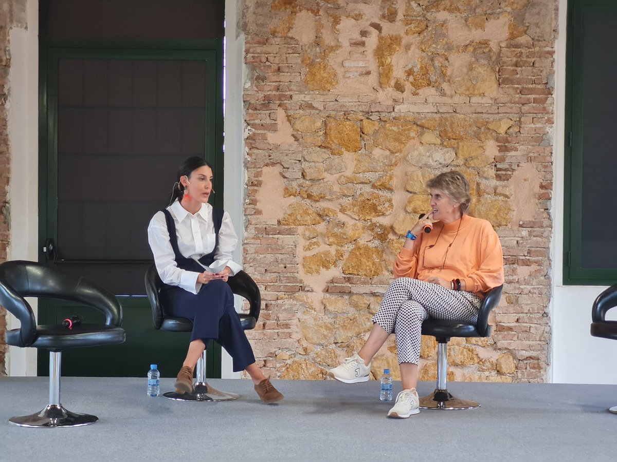 Elisareche's tweet photo. Continuamos con la Jornada sobre la mujer en el deporte organizada por @eldiariomurcia, moderado por @OlguitaLorente y con la invitada especial @PalomadelrioTVE. https://t.co/5kgbHR7tMe