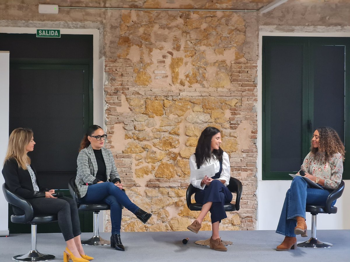 Elisareche's tweet photo. Continuamos con la Jornada sobre la mujer en el deporte organizada por @eldiariomurcia, moderado por @OlguitaLorente y con la invitada especial @PalomadelrioTVE. https://t.co/5kgbHR7tMe