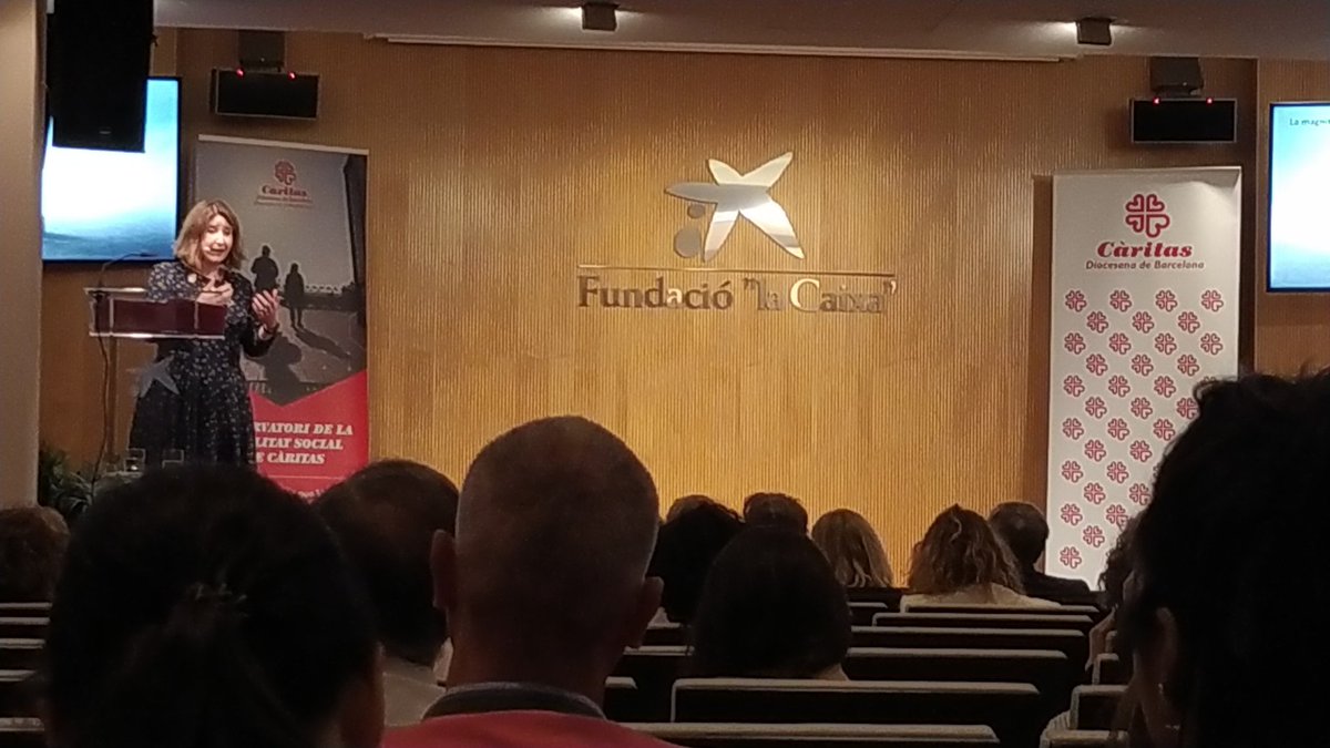 La <a href="/gabyjorque/">Gabriela Jorquera R.</a> del <a href="/comisionadoPI/">Alto Comisionado contra la Pobreza Infantil</a> es pregunta a la jornada "Cuidar i créixer en fragilitat" de <a href="/caritasbcn/">Càritas Barcelona</a> perquè existeix tanta reproducció intergeneracional de pobresa a l'Estat Espanyol i senyala institucions com el mercat i l'escàs desenvolupament de les polítiques