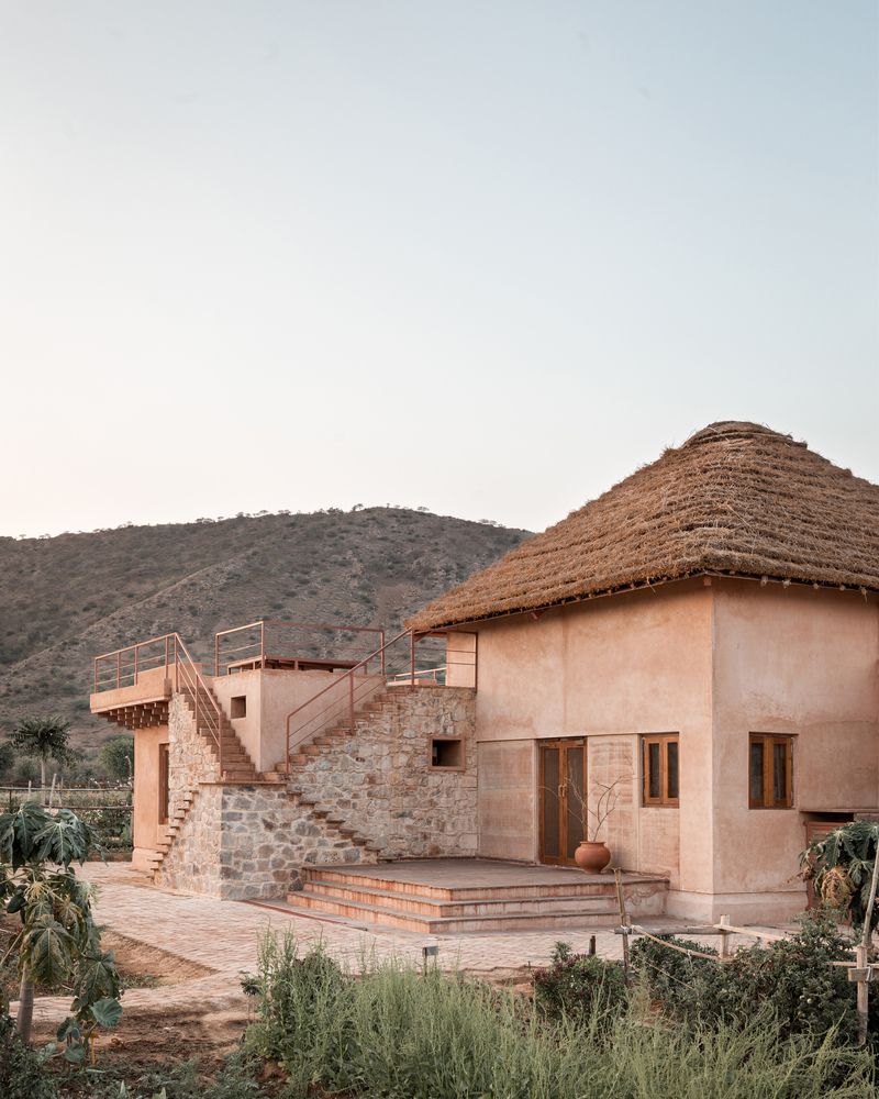 lycheedreamer's tweet photo. #LoTEK is beautiful. Hybridizing traditional methods and modern ones to take the best from both worlds is what I envision a true #solarpunk world to embrace.
#permacultureFarm in India from https://t.co/PqWJ5Fn8N8 https://t.co/VAHSjXoXuD