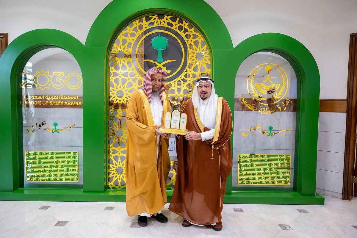 EmarahAlQassim's tweet photo. ثمّن سموه جهودهم المميزة في العمل الاجتماعي و المسؤولية المجتمعية والاداء الحكومي ..
سمو #امير_القصيم يكرم الشيخ ابراهيم الحسني والأستاذ عبدالله العثيم والرئيس التنفيذي لتجمع القصيم الصحي د.سلطان الشائع ضمن مبادرة #مبدعون بمناسبة #اليوم_الوطني_السعودي92 . https://t.co/EDxLA0vjKS